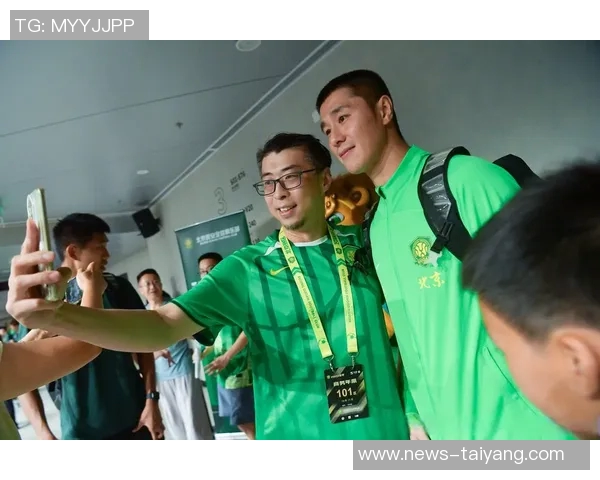 北京国安主场赛后邀请球迷家庭与队员亲密合影共度美好时光