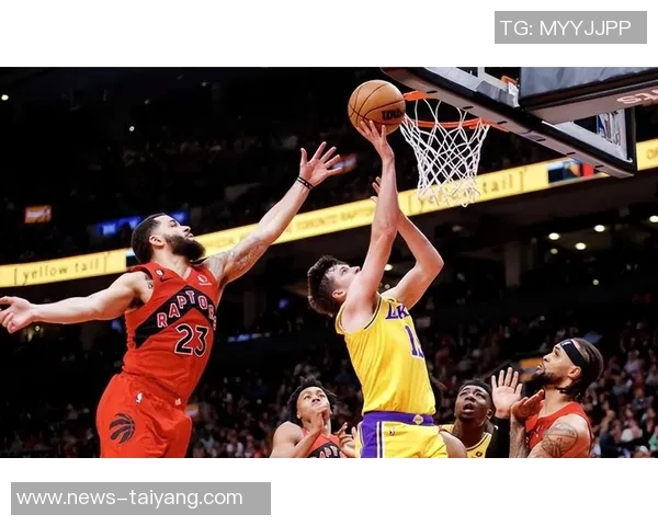 湖人训练场景曝光斯玛特紧逼八村里夫斯全力防守展现团队默契